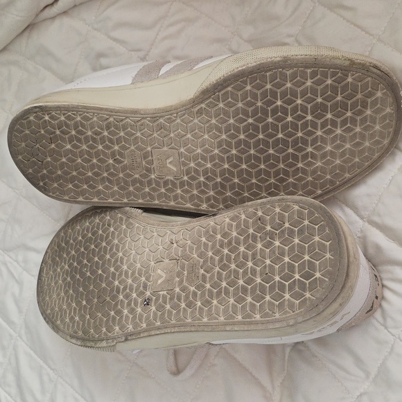 Veja Women's White Sneakers Size 7 (Katie # 21) - Picture 7 of 7